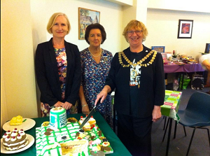 Mayor of Hounslow cutting cake