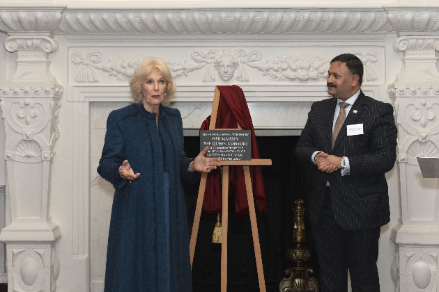 Camilla unveiling a plaque with Councillor Shantanu Rajawat