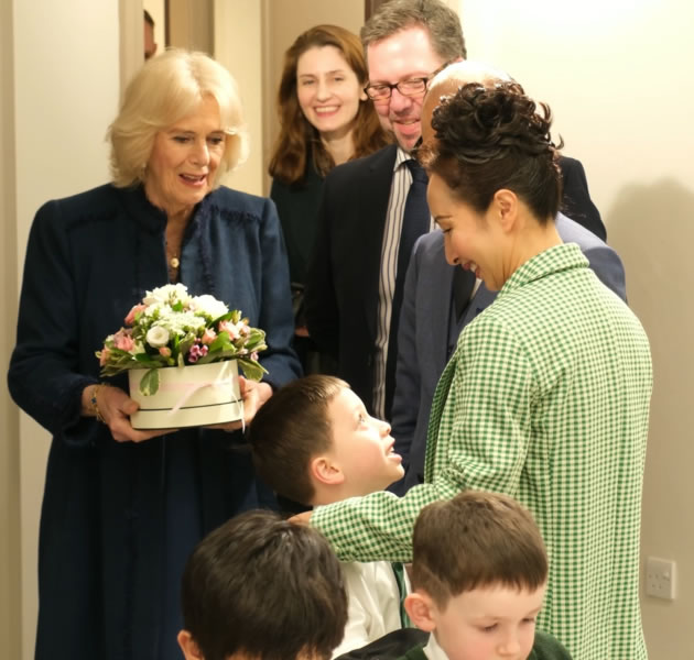 JC presents flowers to The Queen 