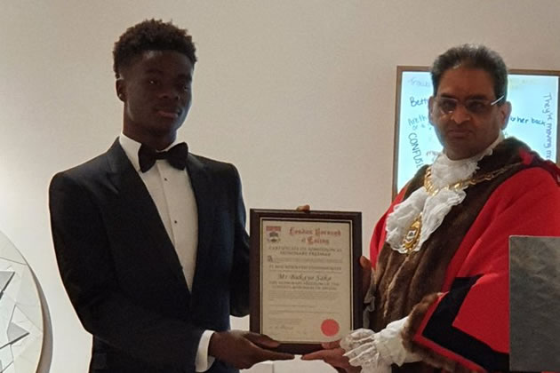 Bukayo Saka receives his award