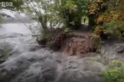 Thames Path Collapses Near Kew Gardens